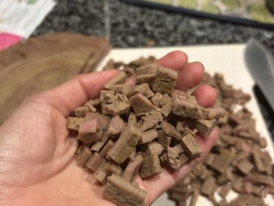 犬のトレーニングにおすすめ！ドッグトレーナーが作る一番シンプルなレバーケーキ